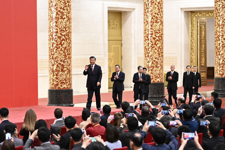 10月23日，剛剛在中國(guó)共產(chǎn)黨第二十屆中央委員會(huì)第一次全體會(huì)議上當(dāng)選的中共中央總書(shū)記習(xí)近平和中共中央政治局常委李強(qiáng)、趙樂(lè)際、王滬寧、蔡奇、丁薛祥、李希在北京人民大會(huì)堂同采訪中共二十大的中外記者親切見(jiàn)面。這是習(xí)近平等在熱烈的掌聲中步入大廳。新華社記者 翟健嵐 攝.jpg